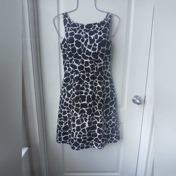 Ann Taylor Black and White Giraffe Print Mini Dress Size 0 - Picture 1 of 8